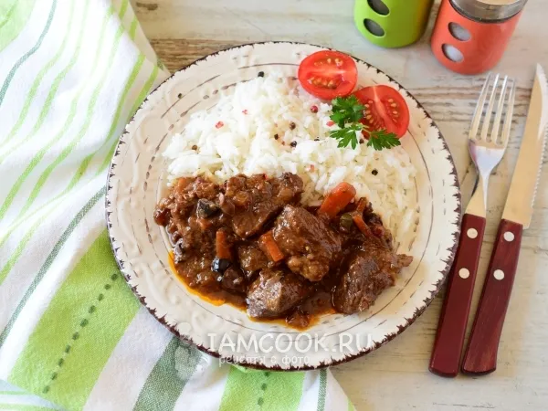 Фото готового блюда: Тушеная говядина с подливкой на сковороде