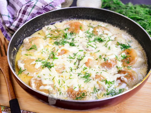 Фото блюда: Жареные пельмени со сметаной и сыром