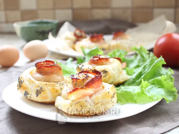 Фото готового блюда: Розочки из слоеного теста с беконом