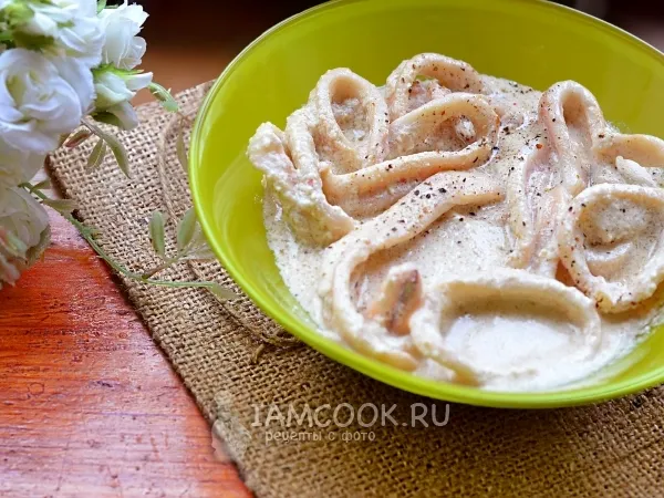 Фото готового блюда: Кальмары в сметанном соусе