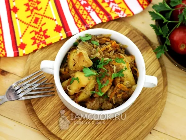 Фото готового блюда: Картошка с капустой в мультиварке