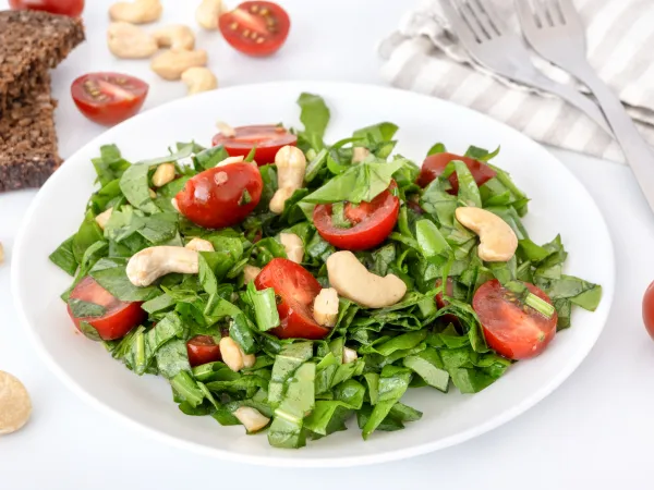 Фото готового блюда: Салат с щавелем и помидорами