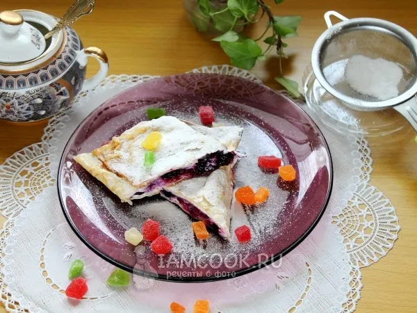 Фото готового блюда: Творожно-ягодный рулет из лаваша в духовке