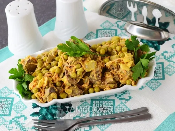 Фото блюда: Салат с печенью, морковью, луком и зелёным горошком