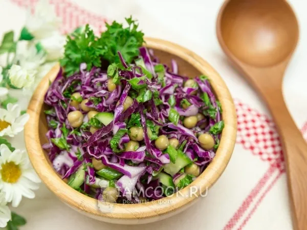 Фото готового блюда: Салат из краснокочанной капусты с горошком