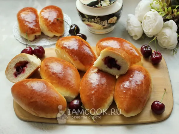 Фото готового блюда: Пирожки с черешней в духовке