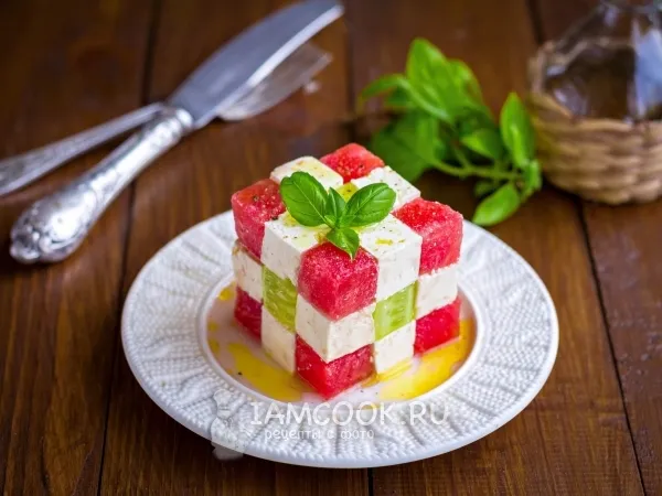 Фото блюда: Салат из арбуза, огурцов и сыра фета