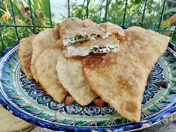 Фото готового блюда: Чебуреки с адыгейским сыром