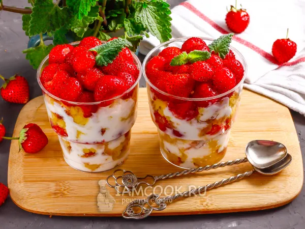Фото блюда: Десерт из бисквита, кефира и клубники (в стаканчике)