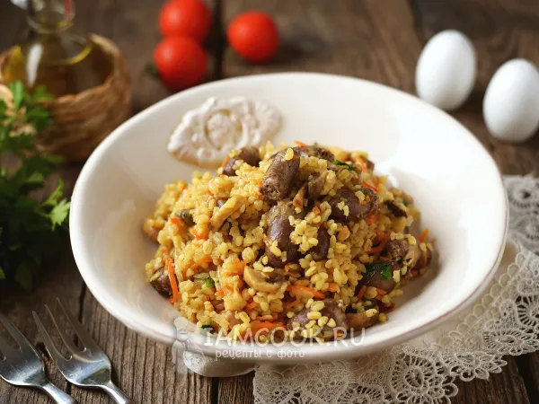 Фото готового блюда: Куриные сердечки с грибами и булгуром на сковороде