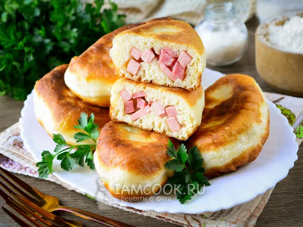 Фото готового блюда: Жареные пирожки с колбасой