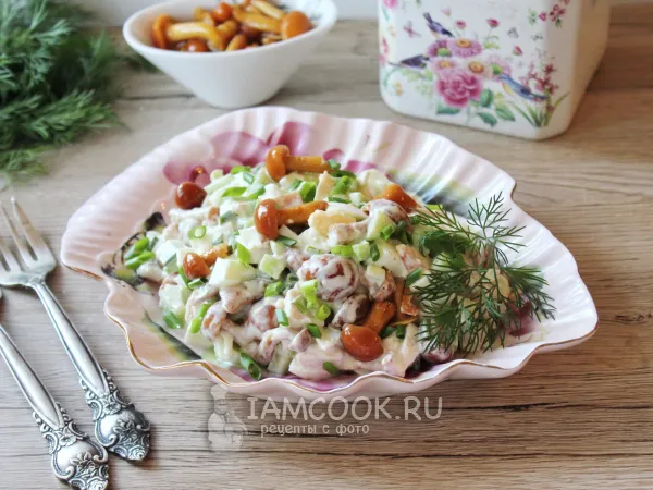 Фото блюда: Салат с копченой курицей и маринованными опятами