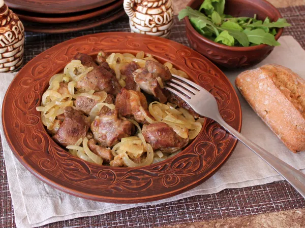 Фото готового блюда: Тушеная баранья лопатка на сковороде