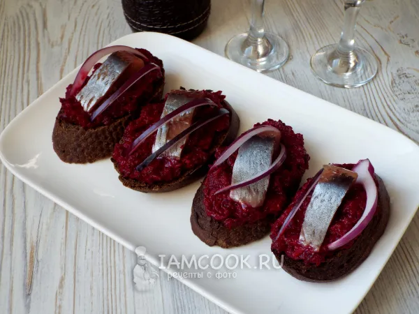 Фото блюда: Брускетта с сельдью и свеклой на черном хлебе