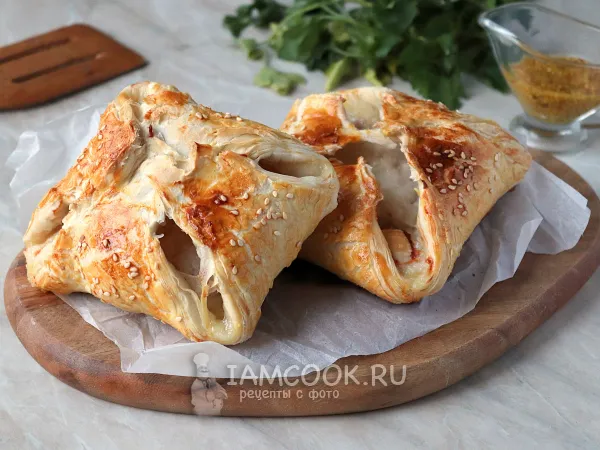 Фото готового блюда: Хачапури с мясом из слоеного теста