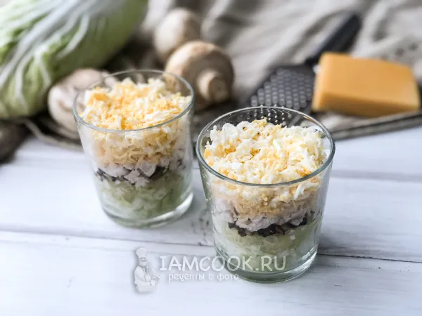 Фото готового блюда: Слоеный салат с пекинской капустой и курицей