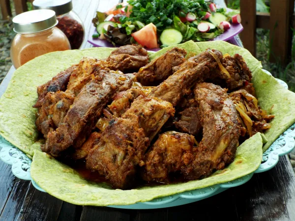 Фото готового блюда: Свиные ребрышки в казане на костре