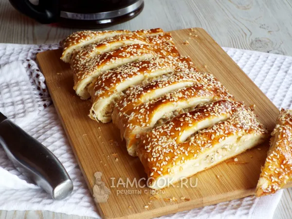 Фото блюда: Пирог из слоеного теста с консервированной горбушей