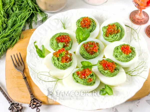 Фото блюда: Яйца, фаршированные шпинатом и красной икрой