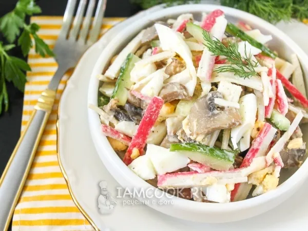 Фото готового блюда: Салат с шампиньонами и крабовыми палочками