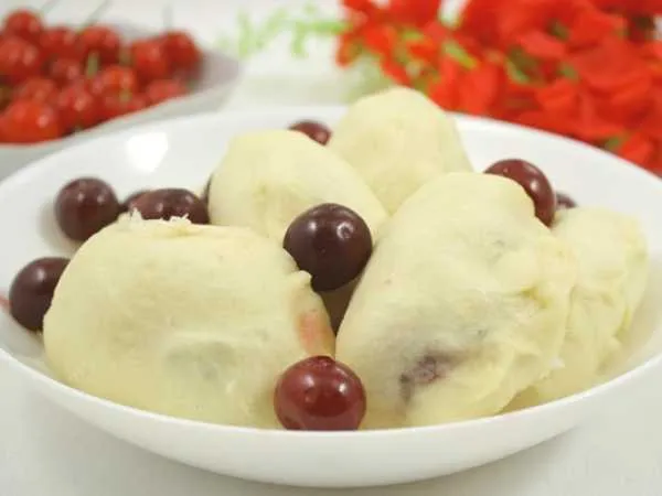 Фото готового блюда: Вареники с вишней в мультиварке