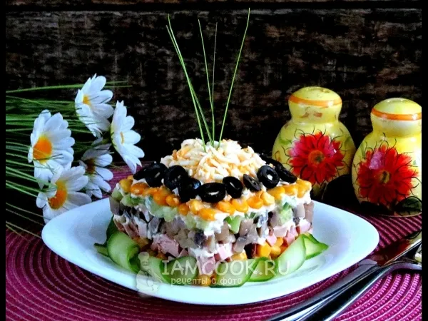 Фото блюда: Салат с консервированными шампиньонами и ветчиной