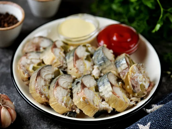 Фото готового блюда: Рулет из скумбрии с желатином, огурцом и яйцом