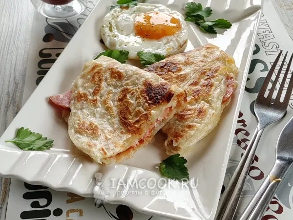 Фото блюда: Лепешка роти с колбасой и сыром