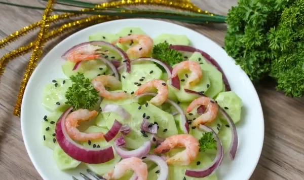Фото блюда: Салат с креветками и огурцами