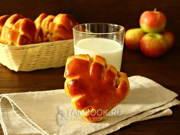 Фото готового блюда: Сдобные листики с яблоками и корицей