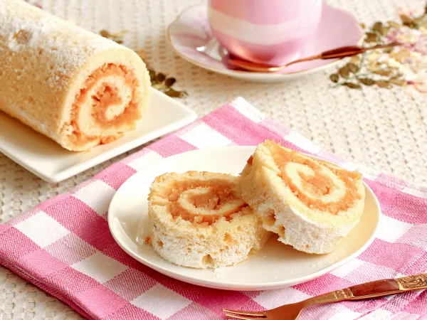 Фото готового блюда: Бисквитный яблочный рулет