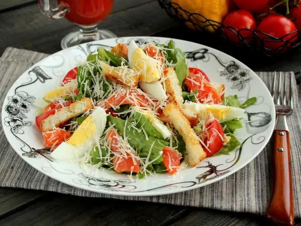 Фото готового блюда: Салат «Цезарь» с семгой