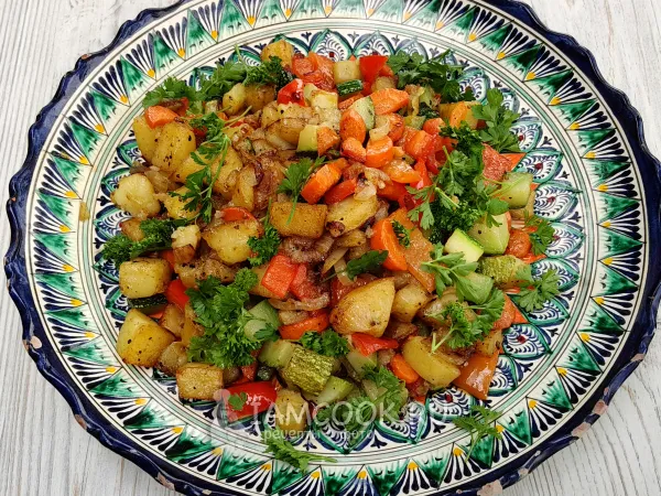 Фото готового блюда: Картофель с овощами в казане на костре