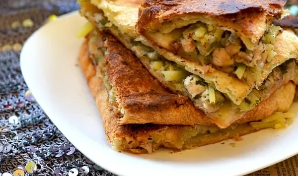 Фото блюда: Слоёный пирог с курицей и картошкой