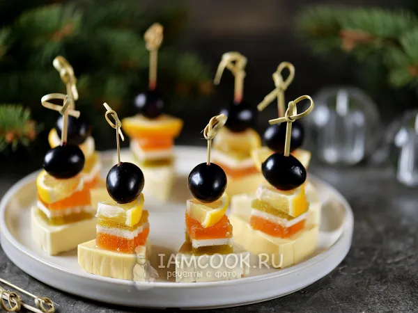 Фото блюда: Канапе с мармеладом, сыром и лимоном на шпажках