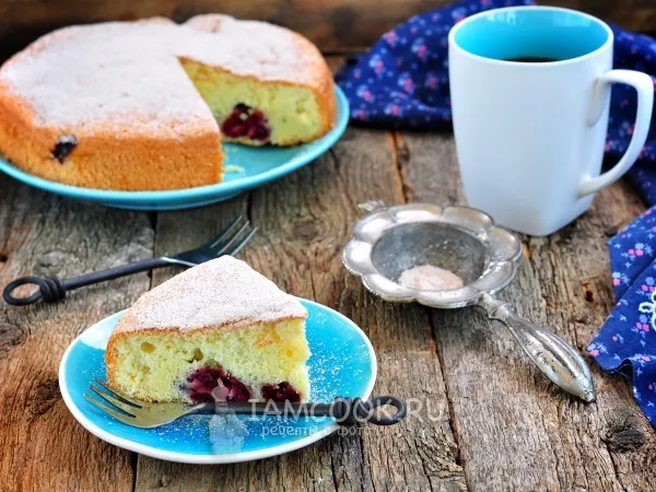 Фото готового блюда: Шарлотка с замороженной вишней