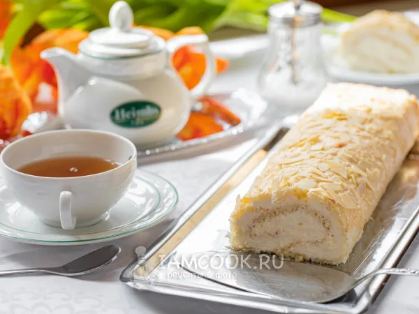 Фото готового блюда: Меренговый рулет с миндалём