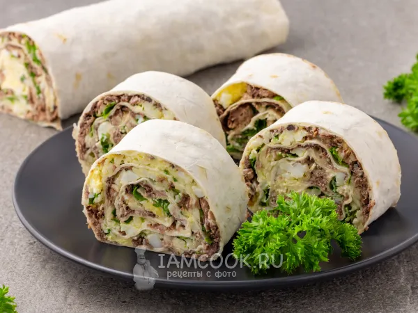 Фото готового блюда: Рулет из лаваша с тунцом, яйцом и сыром