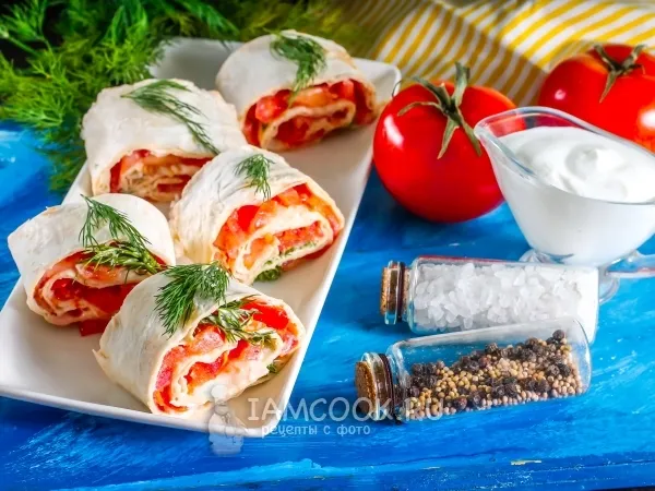 Фото готового блюда: Рулетики из лаваша с помидорами