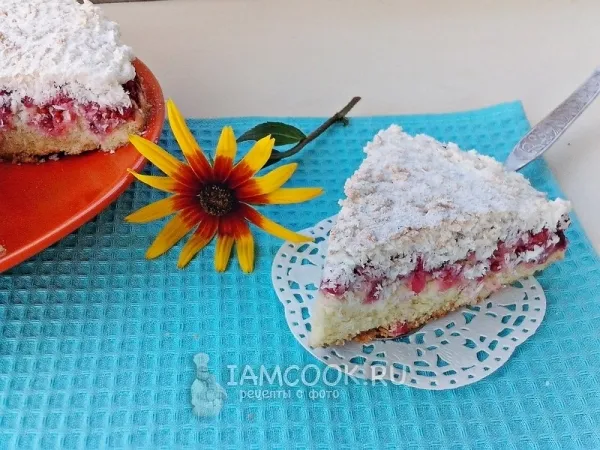 Фото готового блюда: Пирог с красной смородиной и кокосом