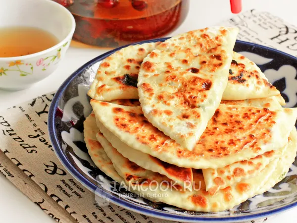 Фото готового блюда: Кутабы со шпинатом, творогом, яйцом и зеленью