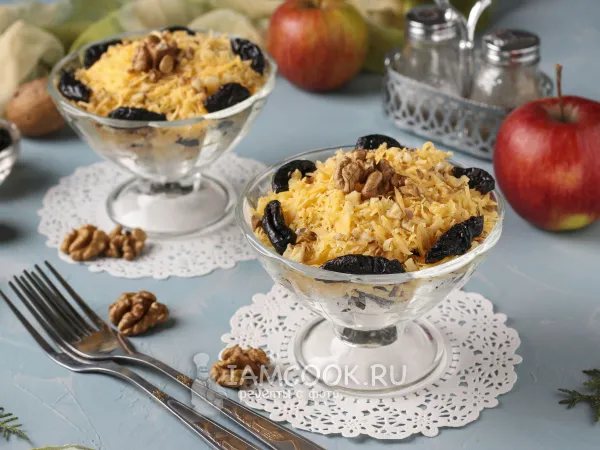 Фото готового блюда: Салат «Дамский каприз» с курицей, яблоком и черносливом