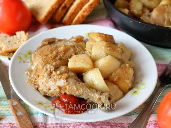 Фото готового блюда: Тушеная картошка с окорочками