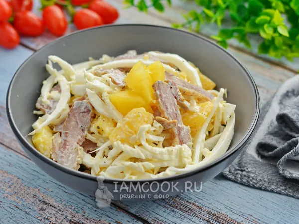 Фото готового блюда: Салат с индейкой и ананасами