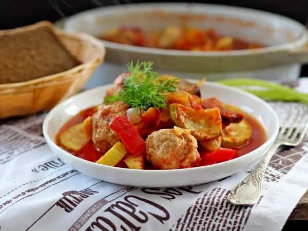 Фото готового блюда: Тефтели запеченные с овощами