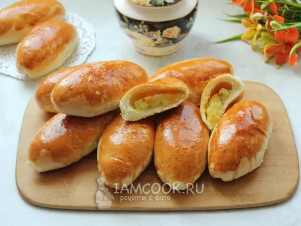 Фото готового блюда: Пирожки с картошкой и солеными огурцами