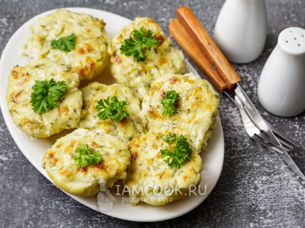 Фото готового блюда: Картошка с сыром и чесноком в духовке