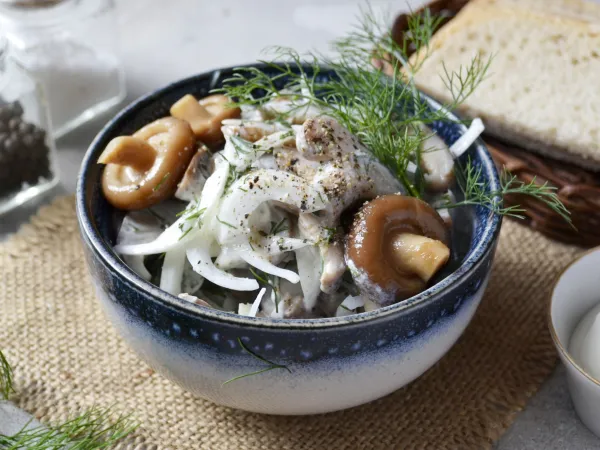 Фото блюда: Соленые грибы со сметаной и луком