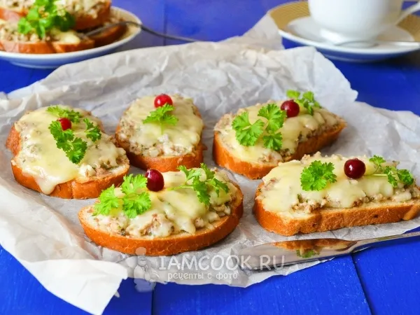 Фото блюда: Горячие бутерброды с сайрой