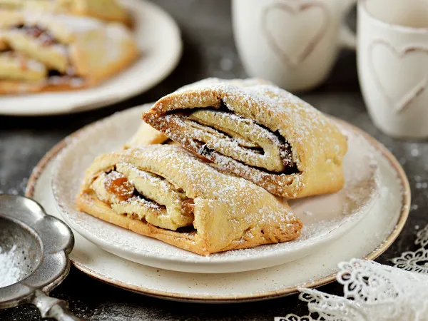 Фото готового блюда: Штрудель из песочного теста с изюмом